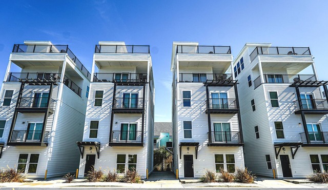 Family-Friendly 5BR Retreat with Rooftop Beach Views & Private Pool