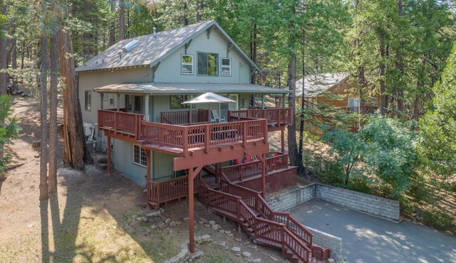 Family-Friendly Forest Cabin-Sleeps 20-3 Levels of Fun w/Arcade & Pool Table in arnold
