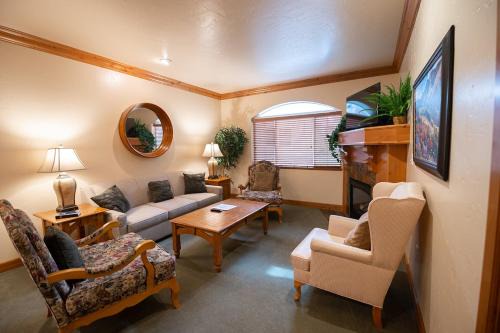 Family Zermatt 2BR Villa with Kitchen & Pool Near Park City Ski Resorts - 7072