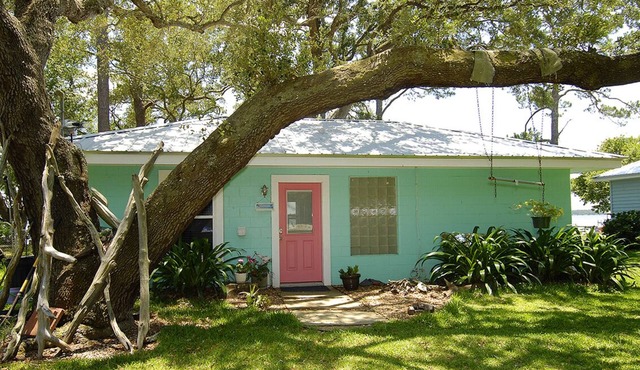 Fantastic Rates! Book Now and Save* Beautiful bay front cottage!