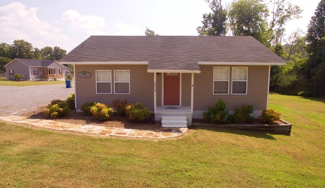 Fish & Play Lake Guntersville. 2BR/1BA Cabin Covered Boat Parking with Power