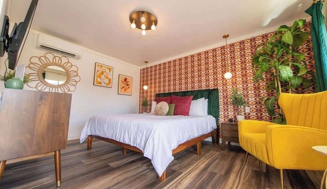 Flower Child Room - Retro Motel Near Chattanooga