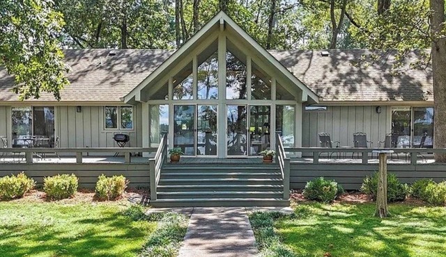 Floyd’s Place : 4 bedroom lakefront oasis