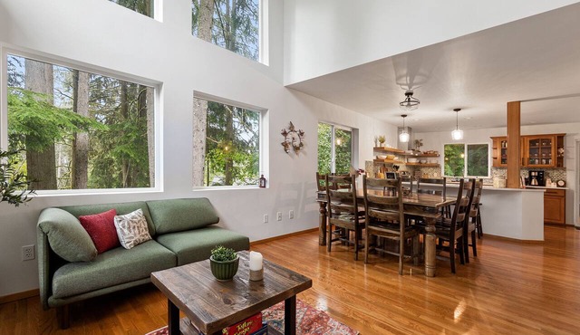 Forest Haven King Suite Near Trails & Lakes