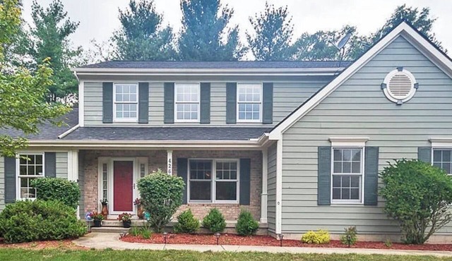 Fountain House- Spacious Okemos home in nature with comforts near MSU in Okemos
