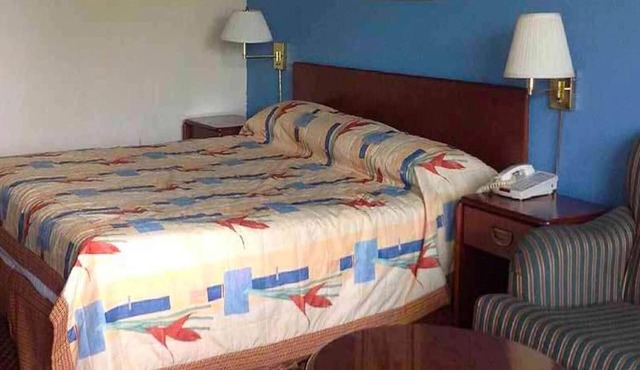 Full Bed Smoking with Kitchenette
