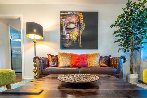 Fully stocked and spacious 2 Master Bdms, 2 min to medical district, LOCATION, COMFORT, LUXURY