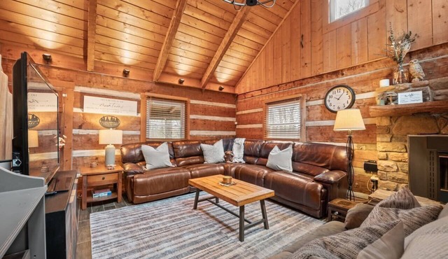 Ginger Stag Cottage a Rustic 5BR Cabin Near Grandfather Mtn, Linville & Blue Ridge Parkway Sleeps 12 | 5 Bedrooms | 3 Bathrooms | Firepit | WiFi | Two Fireplaces | Outdoor Grill | Family-Friendly | Remote Work Ready