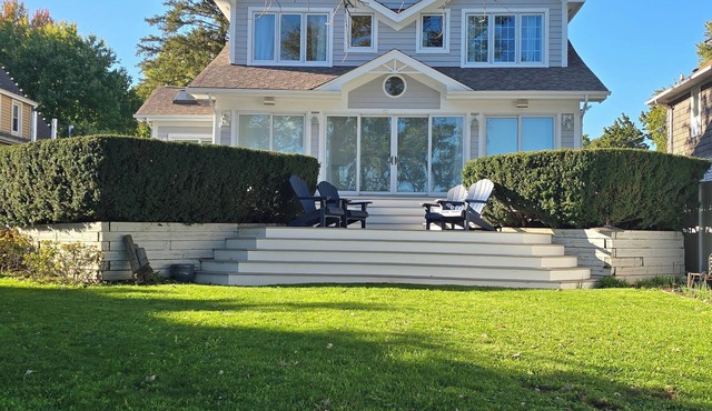 Gorgeous Riverside Retreat on the water-walking distance to Riverwalk & downtown in McHenry