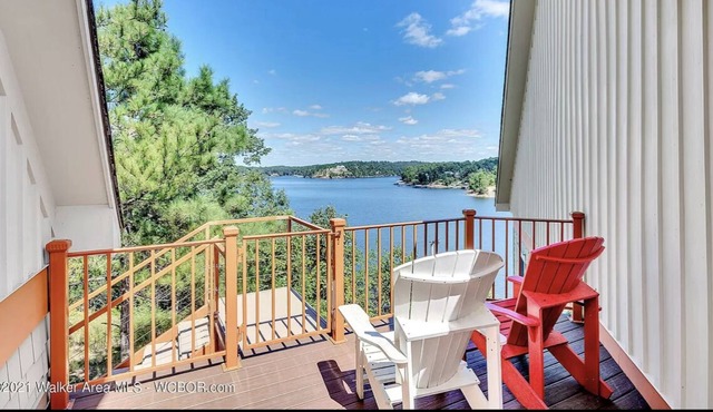 Gorgeous Smith Lake Home