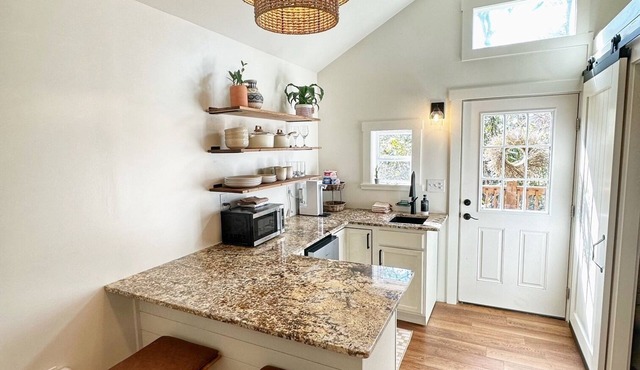 Gorgeous studio cottage less than 1/2 mile from Western Carolina University! in Cullowhee