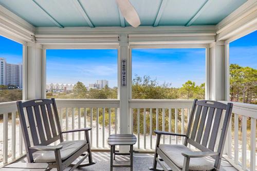 Gorgeous townhouse plenty of space lots of games shared pool close to beach