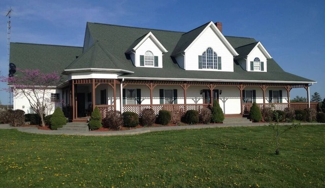 Green Gables 2 Bedroom Basement aprtmt, sleeps 8, ktchn, lvng rm, private ent. in Odon