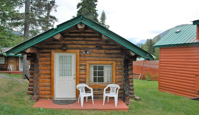 Gwin's Lodge Fir Log Cabin #12 in Cooper Landing