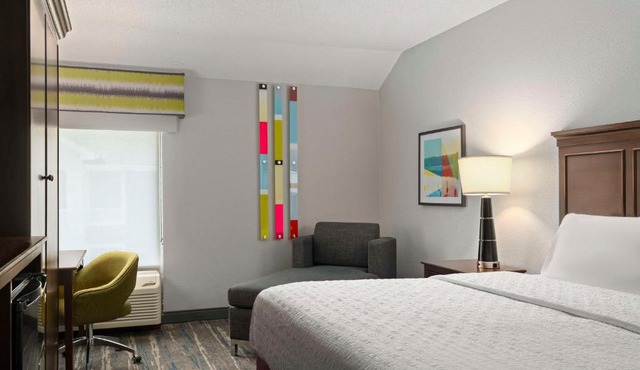 Hampton Inn & Suites Newport News-Airport - Oyster Point Area in Newport News