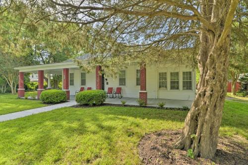 Hampton Sanctuary w/Fire Pit & Fenced Yard! in Hampton