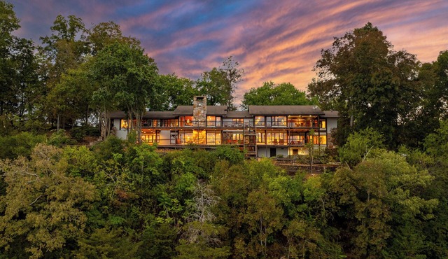 Hatties Lake Retreat: Beautiful Lakeside Retreat in Dandridge Tennessee.
