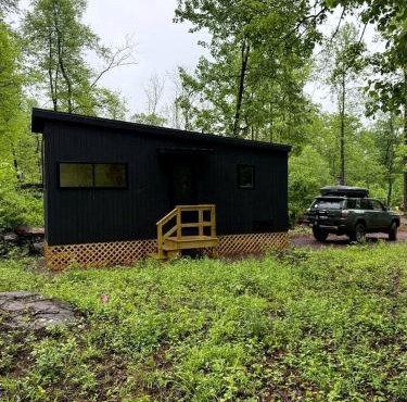 Hickory: Minimalist Escape for 2 in a Cozy Cabin with Serene Vibes in Pennsylvania in Quakertown