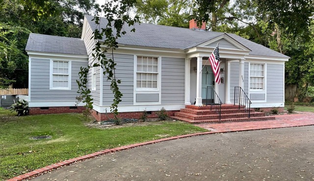 Historic 3-bedroom Cloverdale Home next to Playhouse