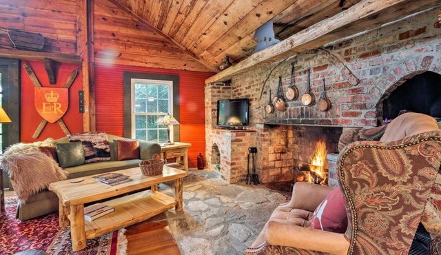 Historic cabin with fire pit, walk to village