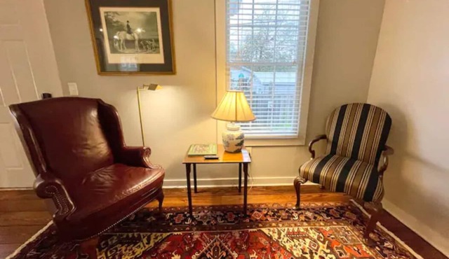 Historic King Bed Cottage, Pvt Parking, Pvt Patio, Flexible Cancellations