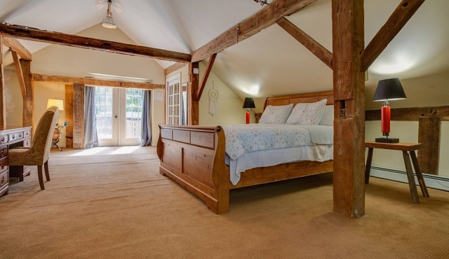 Historic Toad Hall Carriage House 200 acres w pool in Fly Creek