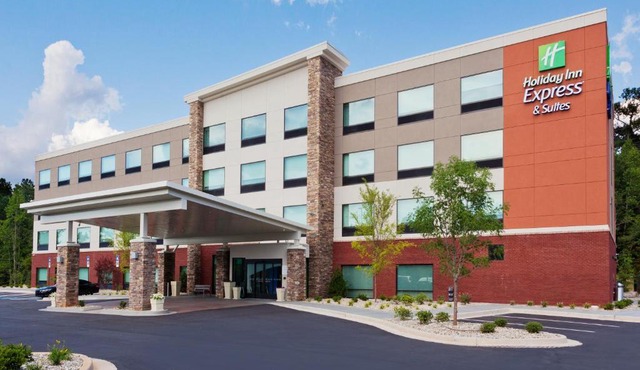 Holiday Inn Express & Suites - Fayetteville by IHG
