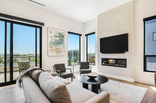 Holland Loft High End Finishes King Balcony