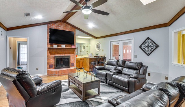 Home 2.5 Mi to Fort Stewart w/Heated Pool