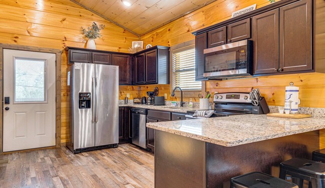 Hot Tub, Games & Pool: Sevierville Family Retreat