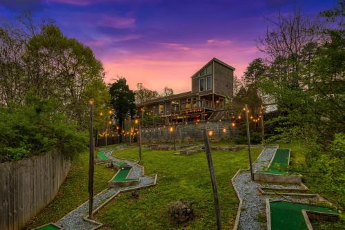 Hot Tub & Mini Golf: Mtn-View Haven in Kodak!