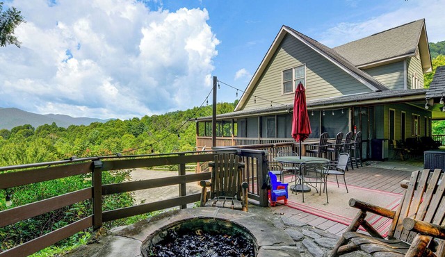 Hot Tub & Mtn Views: Beautiful Bryson City Home in Bryson City