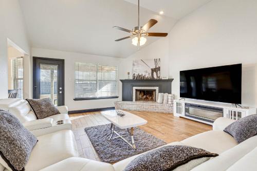 Hot Tub & Patio! Family Getaway in Ocean Springs