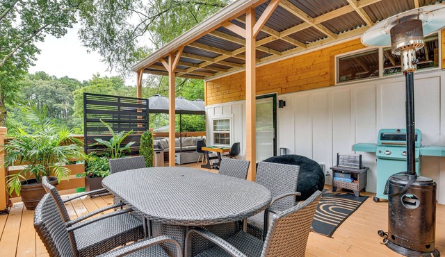 Hot Tub & Patio: Private Couple's Escape in ATL