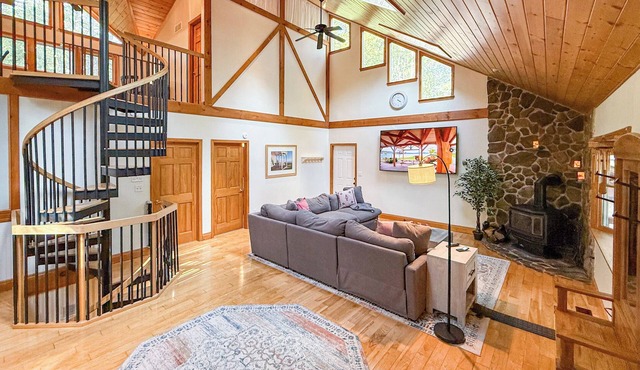 Hot Tub - Rec Room - Zen Deck - Tech Beds - Lake < 1mi