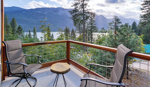 Hot Tub & Stunning Mtn Views! Lake Wenatchee Home