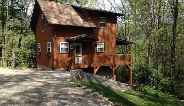 HOT TUB, VIEW, CREEK, WIFI, King Bed, JACUZZI IN MASTER BATH.