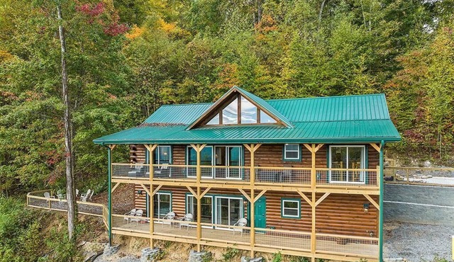 Huge Arcade! Family/Pet friendly log cabin with Hot Tub, Fire Pit, and VIEWS!