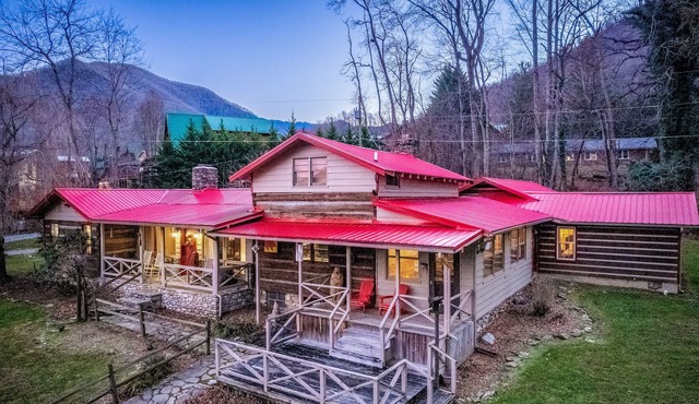 Huge Cabin with Game Room, Front Porch, WiFi & Wood-Burning Fireplace