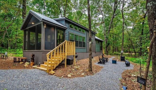 Incredible Cottage with Fire Pit and Stunning Forest Views in Mentore, Alabama