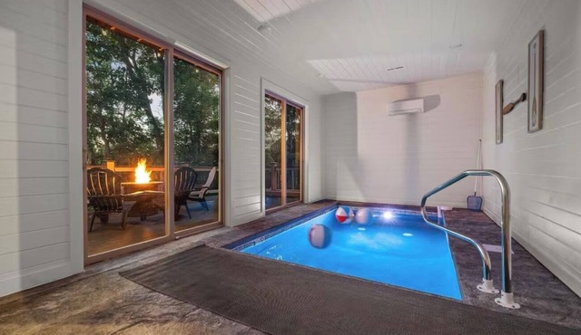 Indoor pool,Fire Place, Hot Tub, Game Room, WiFi, AC, Sleep 10. Douglas Lake.