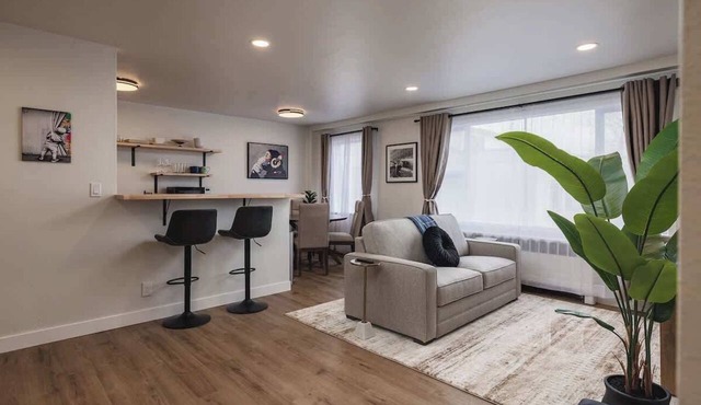 Inlet View Luxe -King Suite - Downtown Anchorage in Anchorage