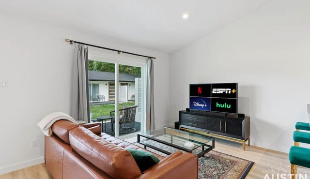 Insta-Ready Apartment in Barton Hills w King Bed in Austin