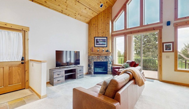 Inviting chalet with grill, patio & access to pools, hot tub, golf, tennis & gym in Redmond