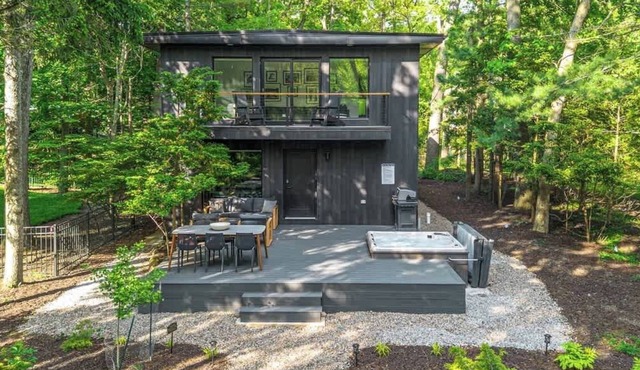 Juniper Presents: Hot Tub, Fire Pit & Two Decks - Beach 300 Yards!