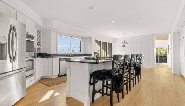 Juniper Presents: Luxurious Lakefront Vacay Home-Hot tub, Pool, Decks, Views in Grand Beach