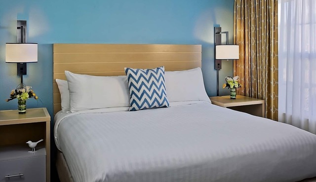 Just What You Were Looking For! Onsite Pool, Free Parking