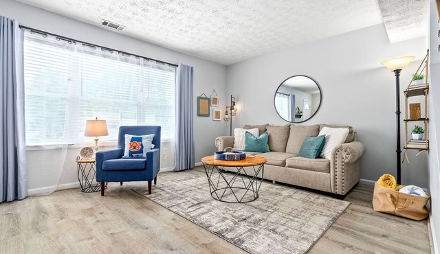 King bed 3 bedroom Townhouse close to Toomers!