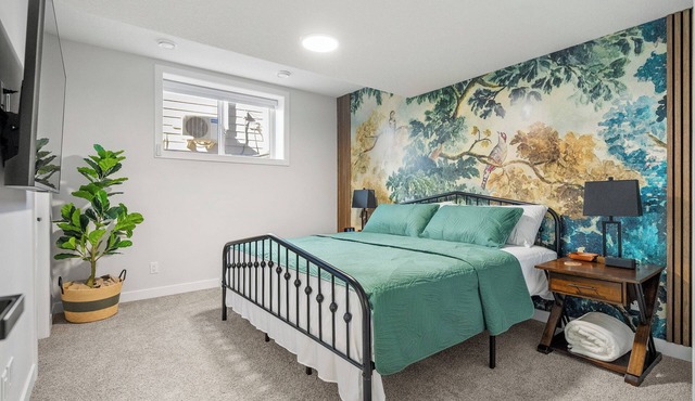 King Bed, Full Kitchen, Self Check-In Free Parking, Family Dining, Washer Dryer in Calgary