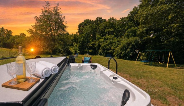 King Beds, Hot Tub, Massage Chair, Fire Pit, Big Yard